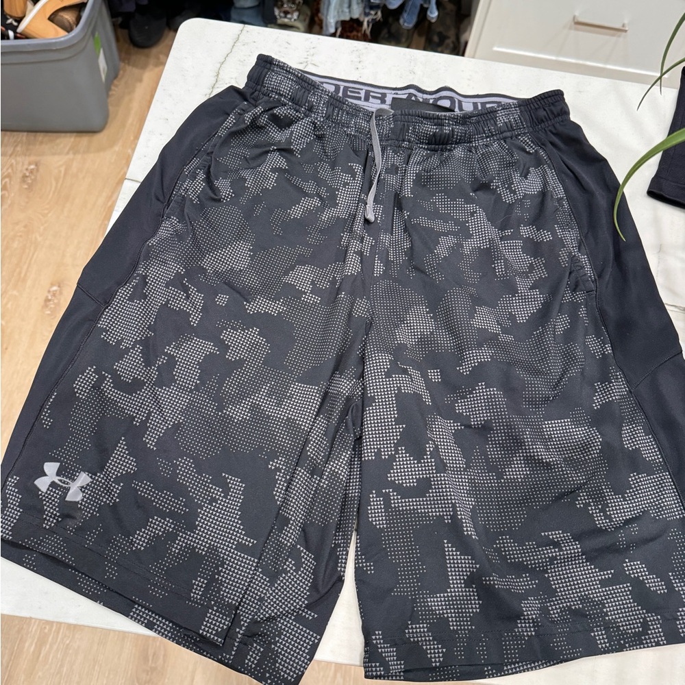 Men’s under armor, medium gym shorts